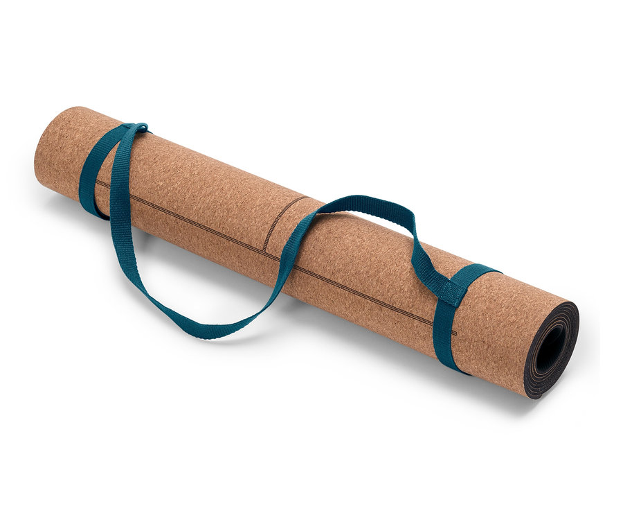 Zrolovaná korková podložka na cvičenie s modrým popruhom.