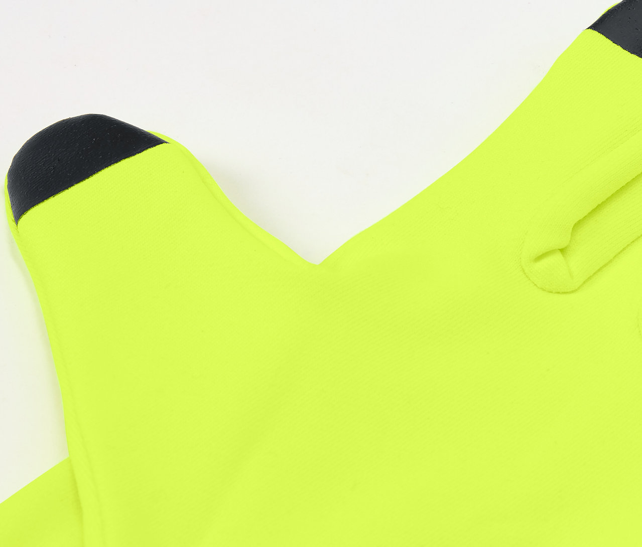 Detailný záber na oranžové bežecké rukavice.