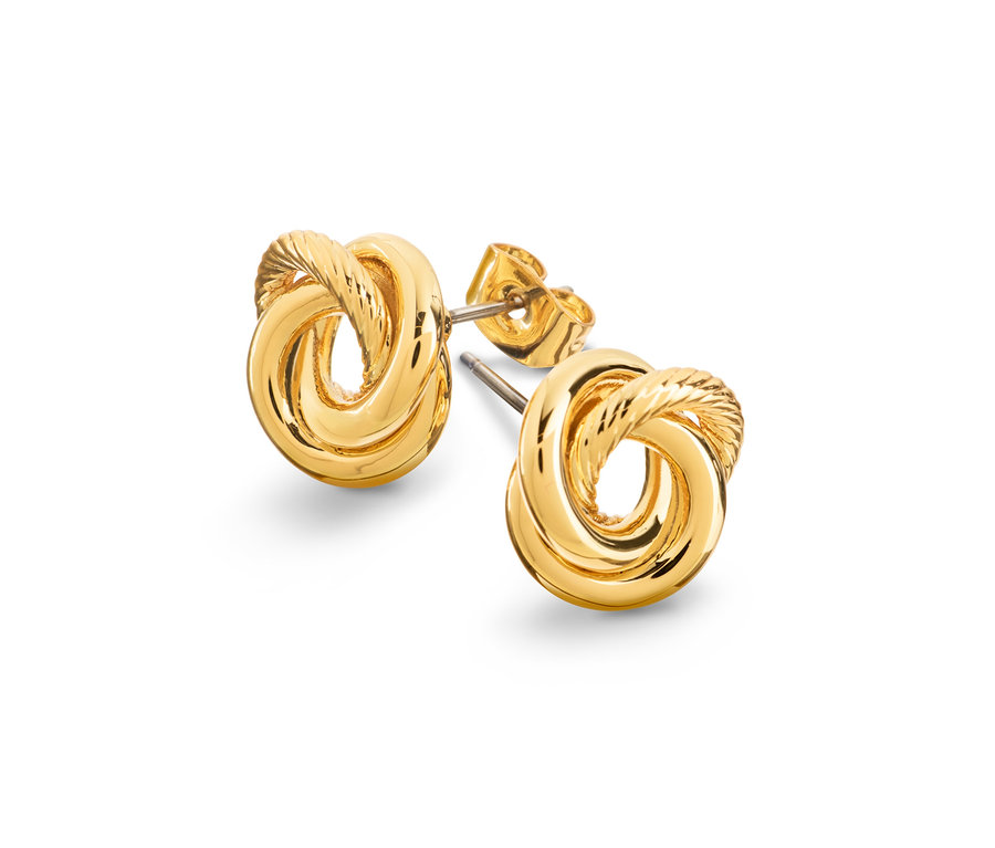 Detail dvoch zlatých náušníc v tvare uzla na bielom pozadí.