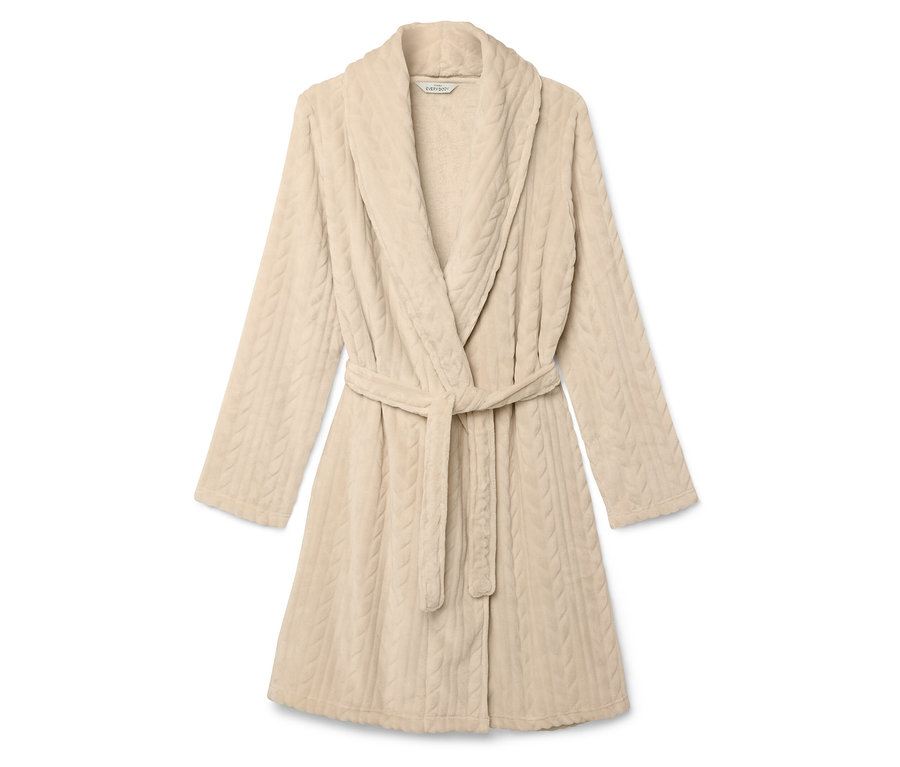 Béžový župan s opaskom a vrkočovým vzorom.