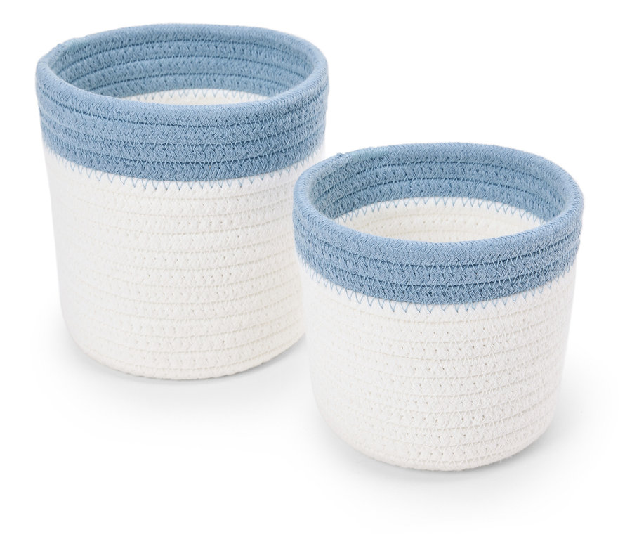 Dva biele pletené košíky s modrým lemom.