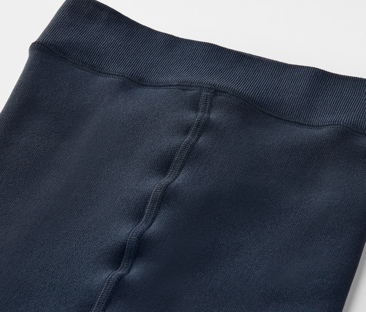 Detail modrých legín s elastickým pásom.