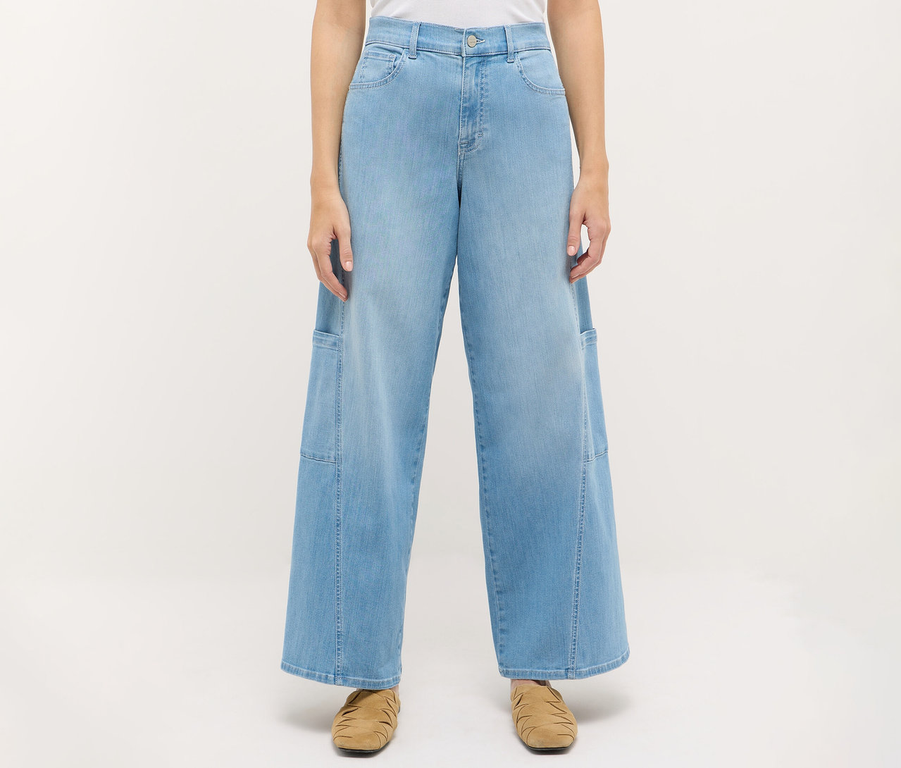 Osoba nosí Angels Denim »Liva« Cargo Wide Leg džínsy a hnedé topánky.