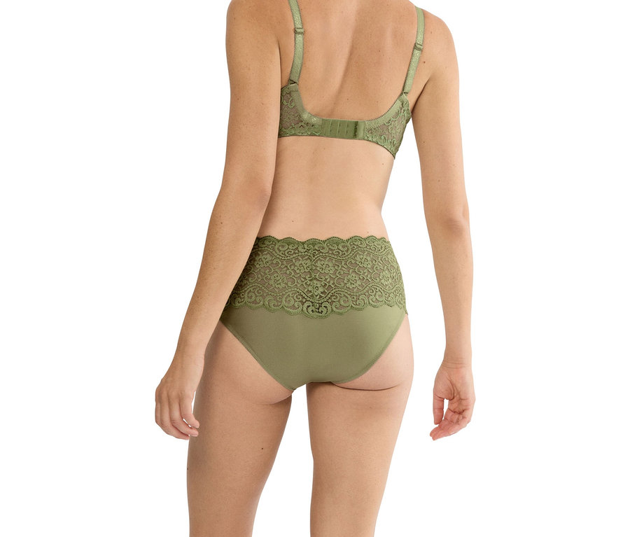 Žena zozadu v zelenej podprsenke a zodpovedajúcich nohavičkách s čipkou.