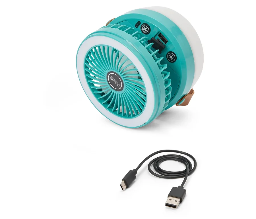 Tyrkysový kempingový ventilátor so svetlom a USB káblom leží na bielom pozadí.