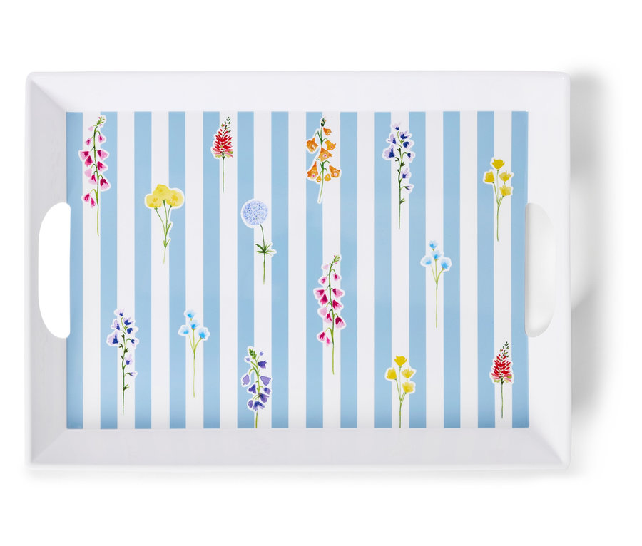 Biely podnos s modro-bielymi pruhmi a kvetinovými vzormi.