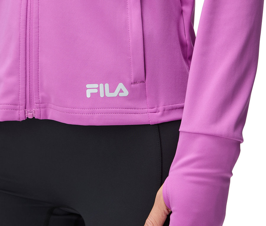 Detailný záber ženy v fialovej bunde Fila s otvormi na palce a čiernych legínach.