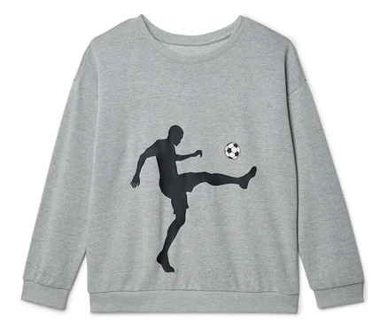 Sivá mikina so siluetou futbalistu kopajúceho loptu.