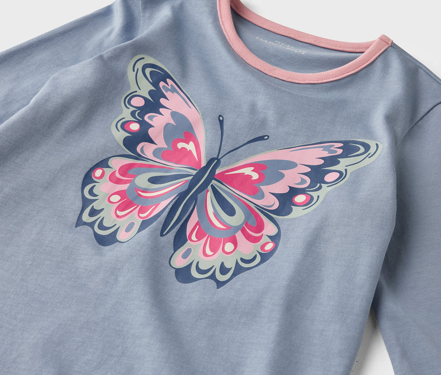 Modré tričko s dlhým rukávom s ružovým golierom a potlačou motýľa.