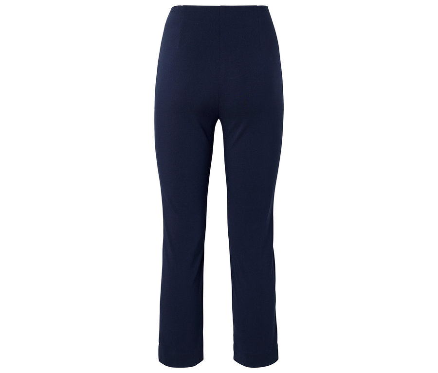 Na bielom pozadí sú zobrazené tmavomodré nohavice.