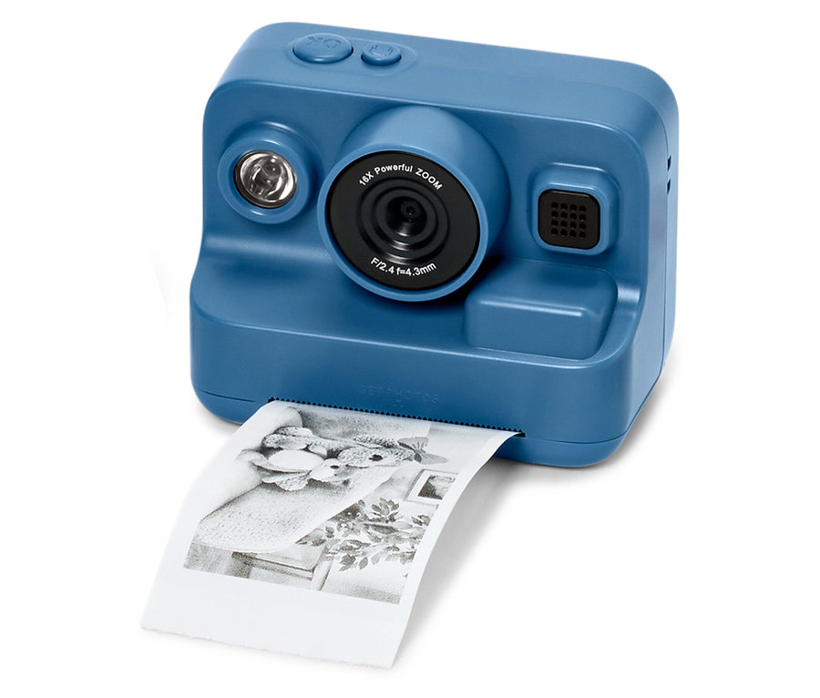 Modrý fotoaparát s tlačiarňou, ktorý tlačí fotografiu.