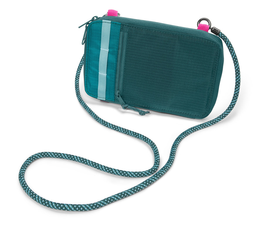 Zelená taška cez rameno s modrozeleným lanovým popruhom leží na bielom pozadí.