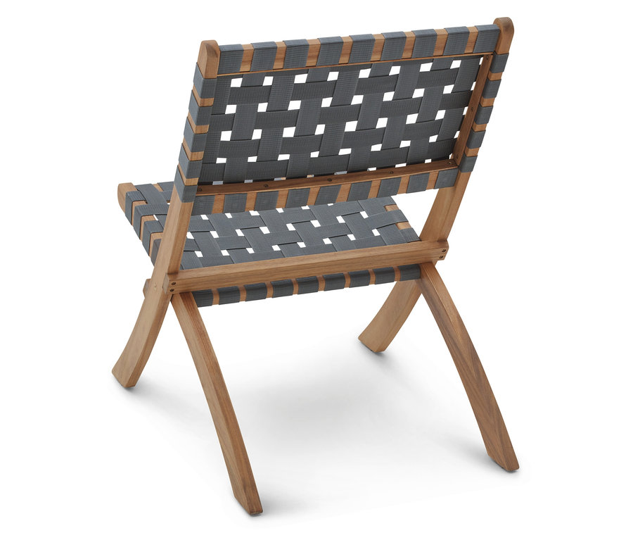 Pohľad zozadu na drevenú skladaciu stoličku so sivým tkaným sedadlom.