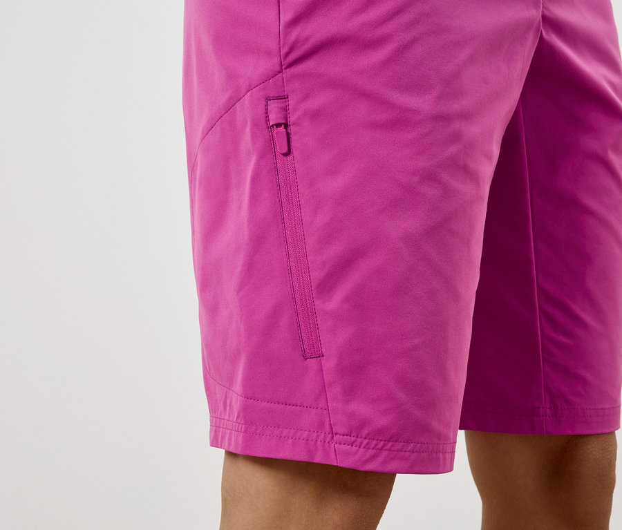 Detailný záber na ružové šortky s vreckom na zips.