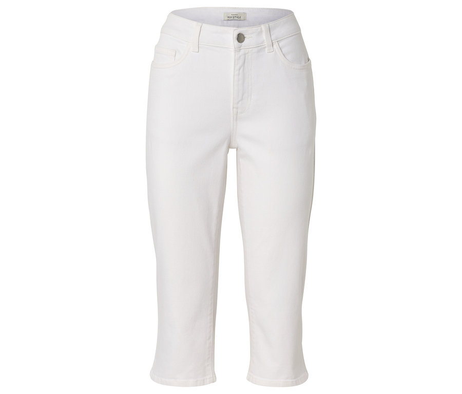 Svetlé členkové džínsy ležia na bielom pozadí.