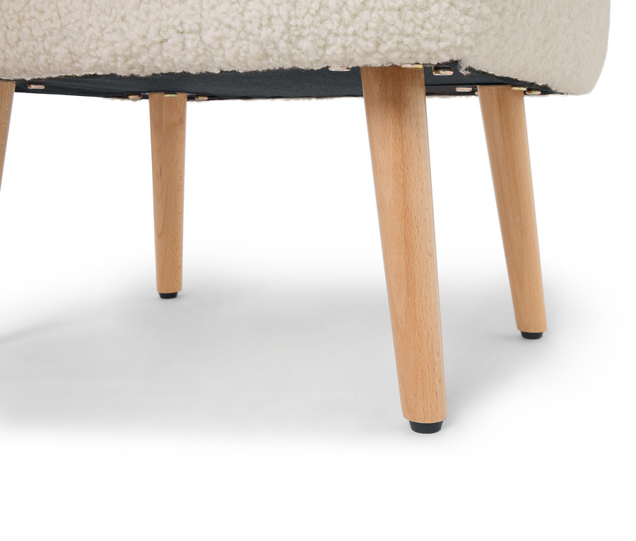 Detailný záber spodnej časti stoličky s nohami z prírodného dreva a krémovým huňatým sedadlom.