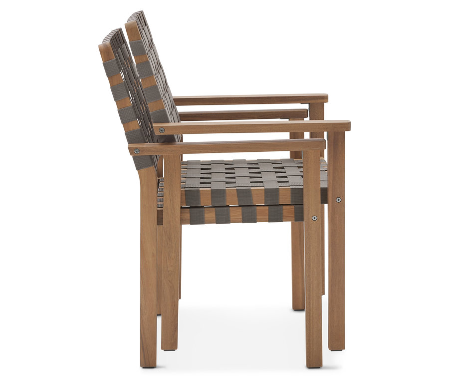 Detailný záber na dve drevené stoličky so sivými popruhmi na bielom pozadí.