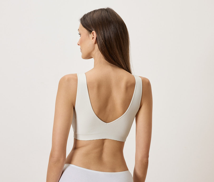 Žena zozadu nosí bielu podprsenku.