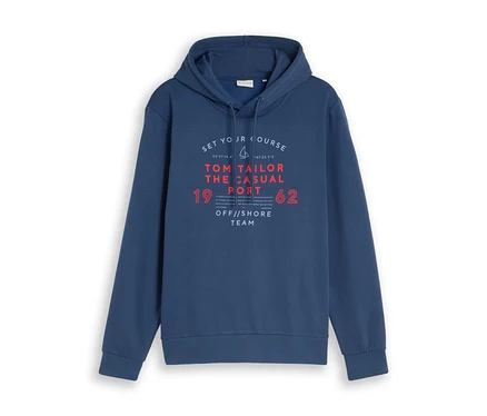 Tmavomodrá mikina s kapucňou Tom Tailor s grafickou potlačou na prednej strane, ktorá zobrazuje nápisy „SET YOUR COURSE“, „TOM TAILOR THE CASUAL PORT“, „OFF//SHORE TEAM“ a čísla „19“ a „62“ v bielej a červenej farbe.