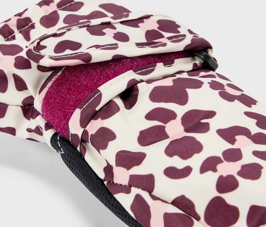Detail rukavice s krémovým podkladom a leopardím vzorom v tmavofialovej a svetloružovej farbe. Vnútro rukavice je podšité žiarivo ružovým fleecom a viditeľný je suchý zips.