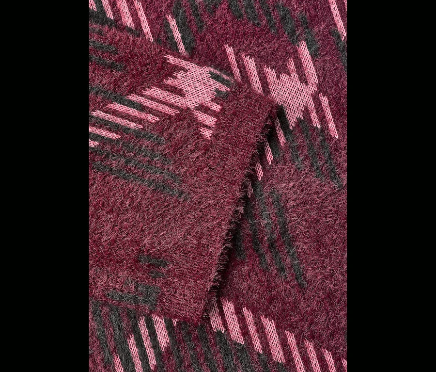 Detail pleteného pulóvra Street One s huňatou textúrou a abstraktným vzorom v tmavočervenej, svetloružovej a tmavosivej farbe.