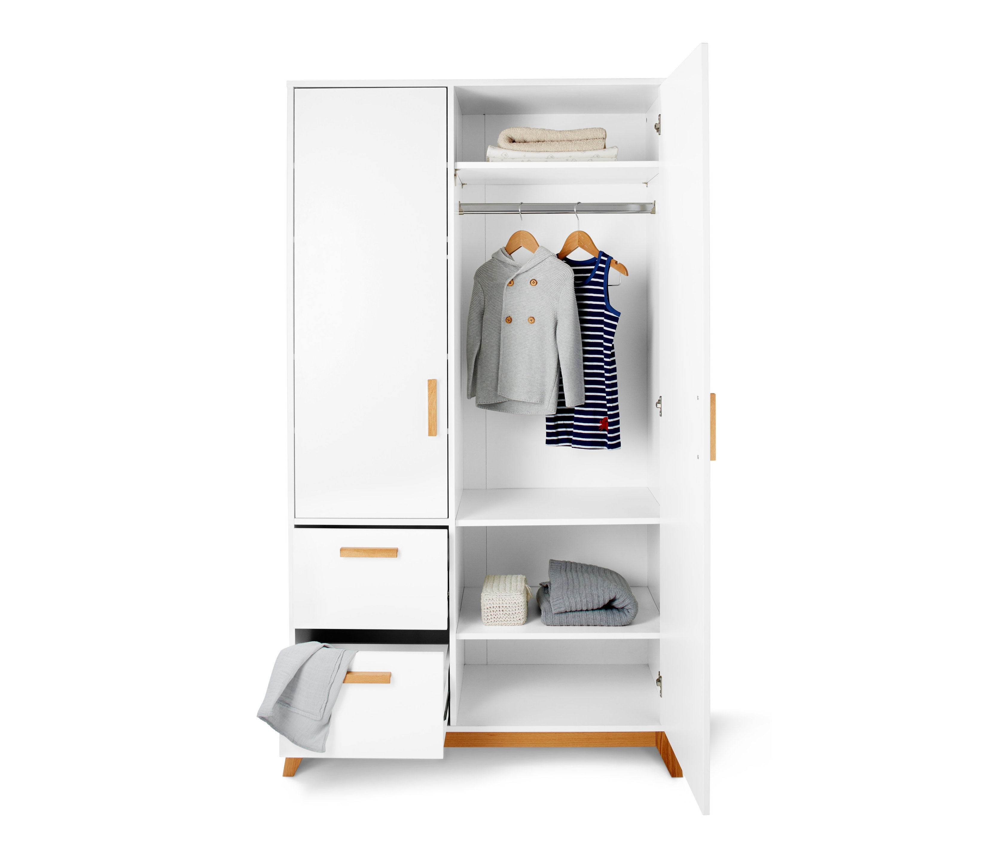 Otvorená šatníková skriňa s oblečením a uterákmi.