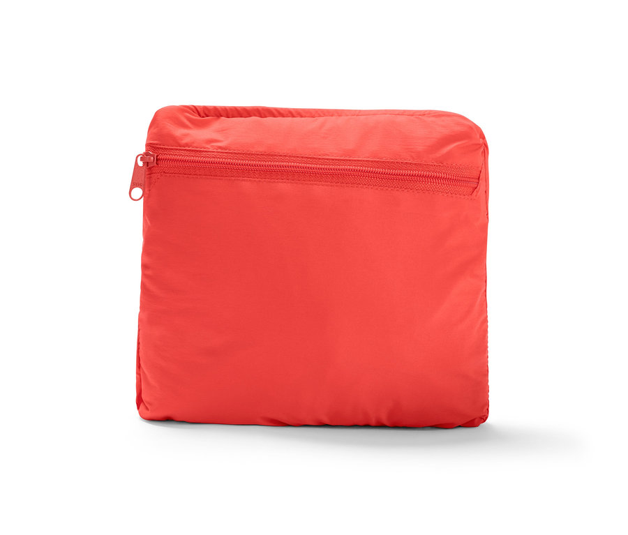 Zložená ľahká vetrovka.