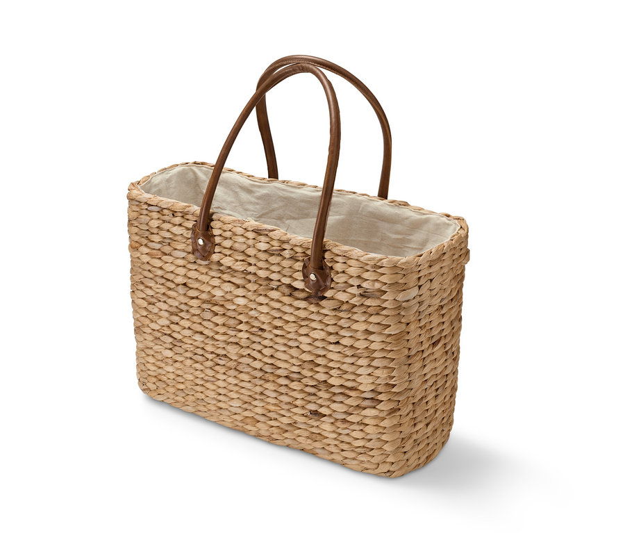 Kvalitný nákupný košík z prútia s hnedými koženými uchami.