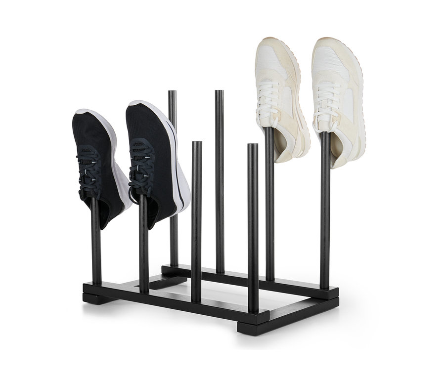 Dva páry topánok umiestnené na čiernom držiaku na topánky.
