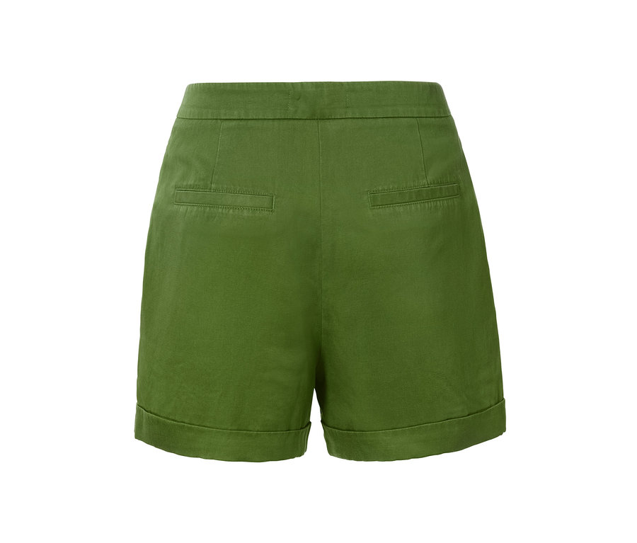 Detail zadnej strany zelených šortiek z ľanovej zmesi.