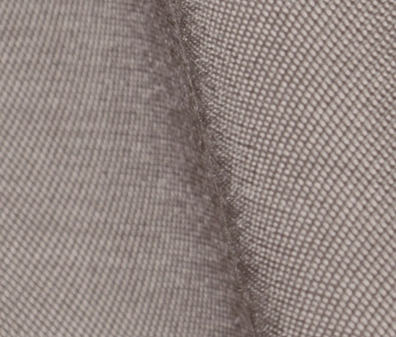 Detail saténovej blúzky.