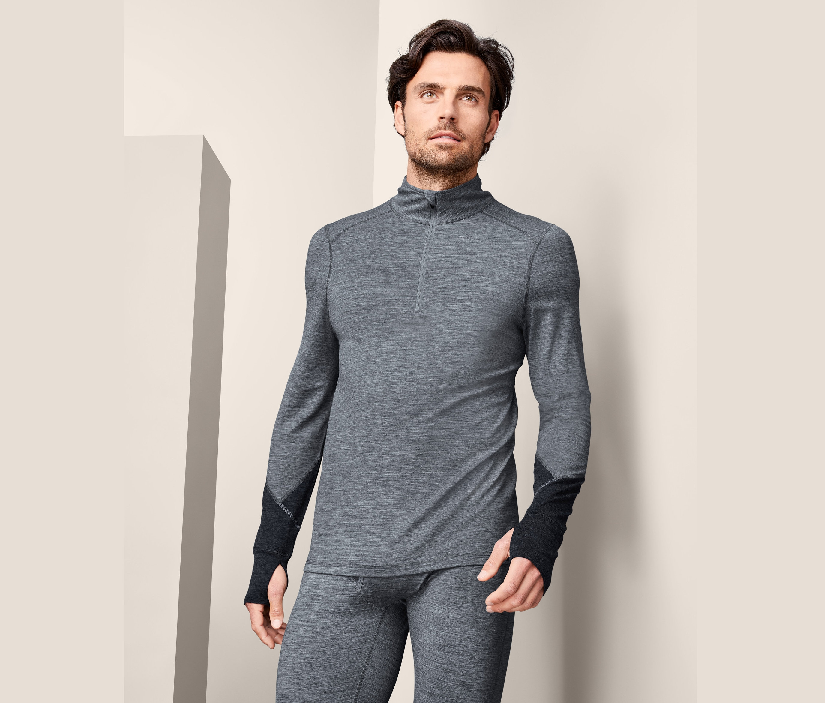 Muž má na sebe funkčné tričko s vlnou merino a funkčné nohavice.