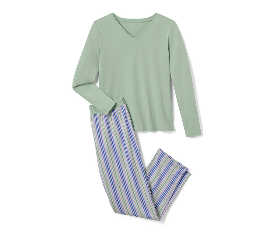 Zelené pyžamo s dlhým rukávom a pruhované nohavice.