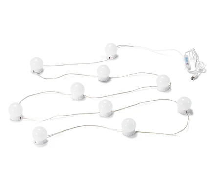 Biely LED svetelný reťaz s USB konektorom na bielom pozadí.