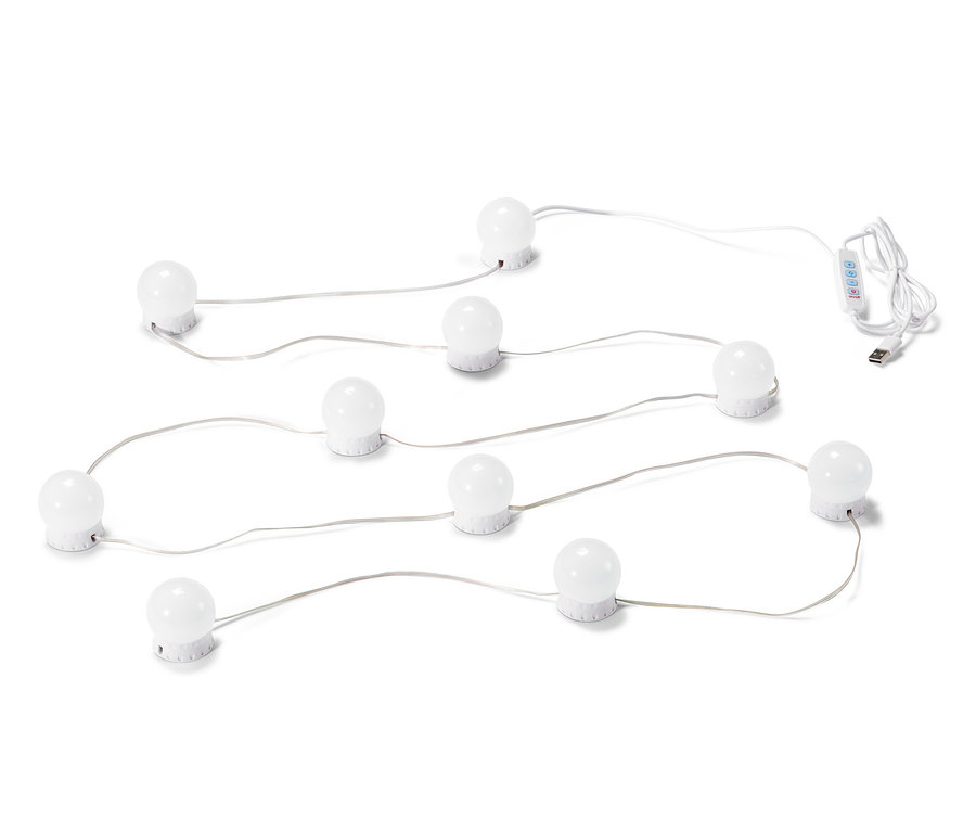 Biely LED svetelný reťaz s USB konektorom na bielom pozadí.