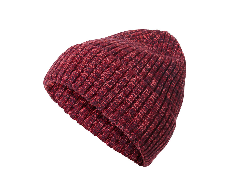 Detail bordovo-fialovej pletenej čiapky.