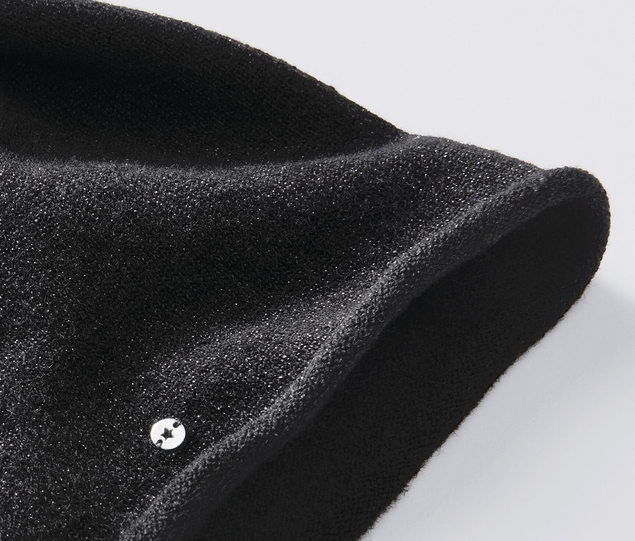 Detailný záber na trblietavú čiernu čiapku typu beanie.