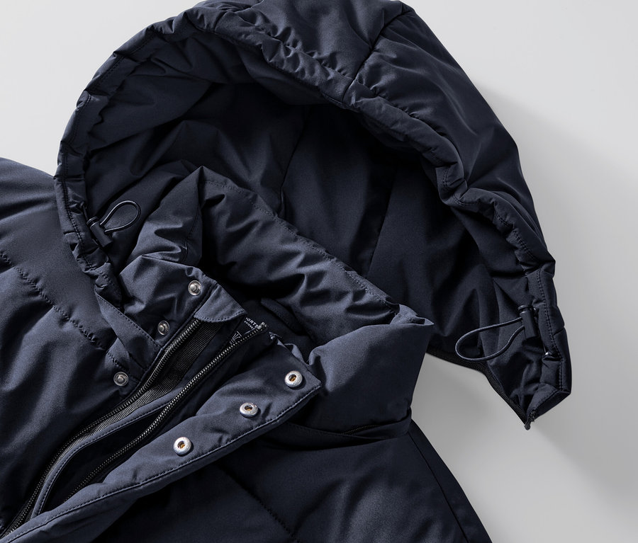 Detailný záber na prešívanú parku s kapucňou.