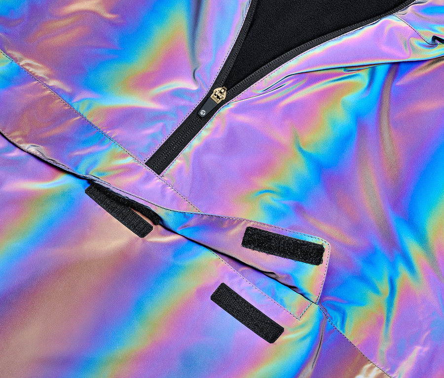 Detail reflexnej vetrovky Rainbow s čiernym zipsom a suchými zipsami.