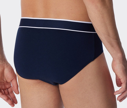 Muž má na sebe tmavomodré nohavičky SCHIESSER Rio-Slip s biobavlnou, 3 ks.