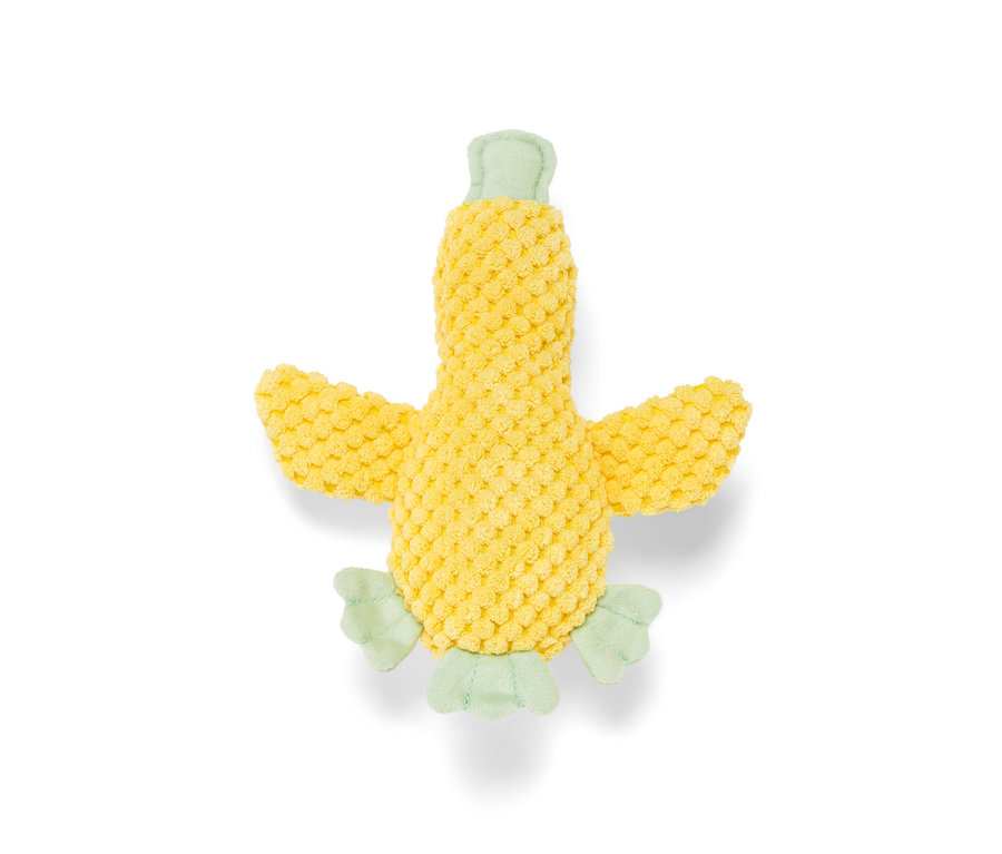 Plyšová hračka pre psy »Kleine Ente« žltej farby s detailmi v svetlozelenej farbe leží na bielom pozadí.