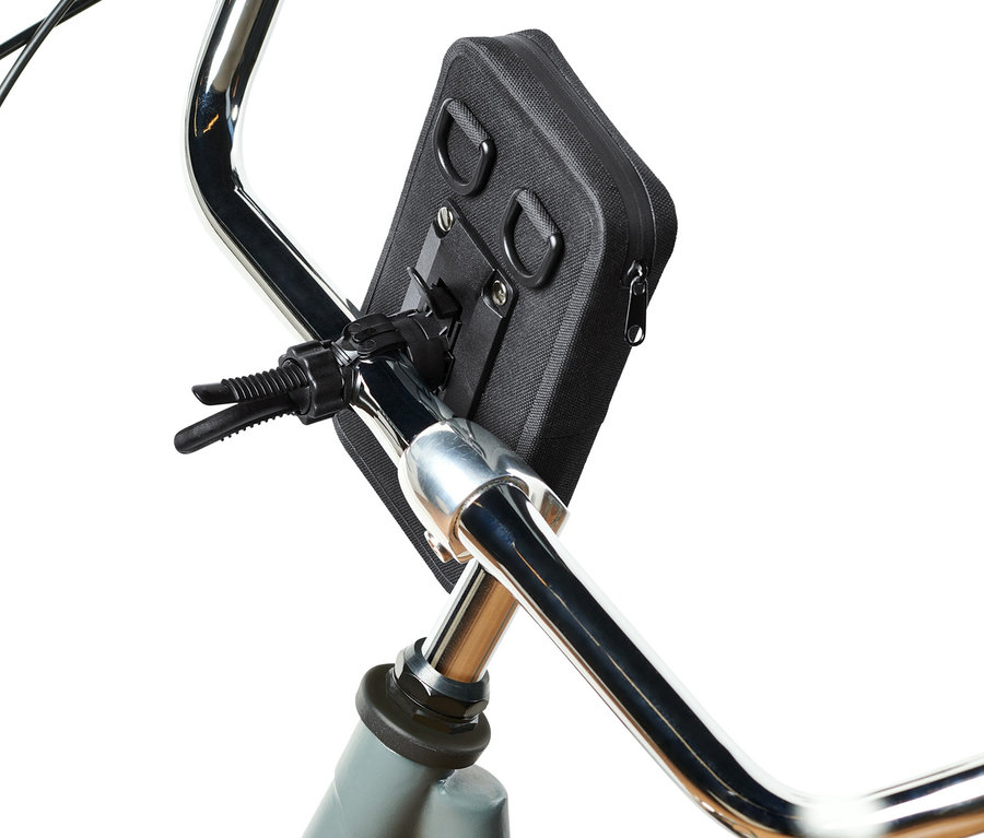 Čierna kapsička 2 v 1 na smartfón pripevnená na riadidlách bicykla.