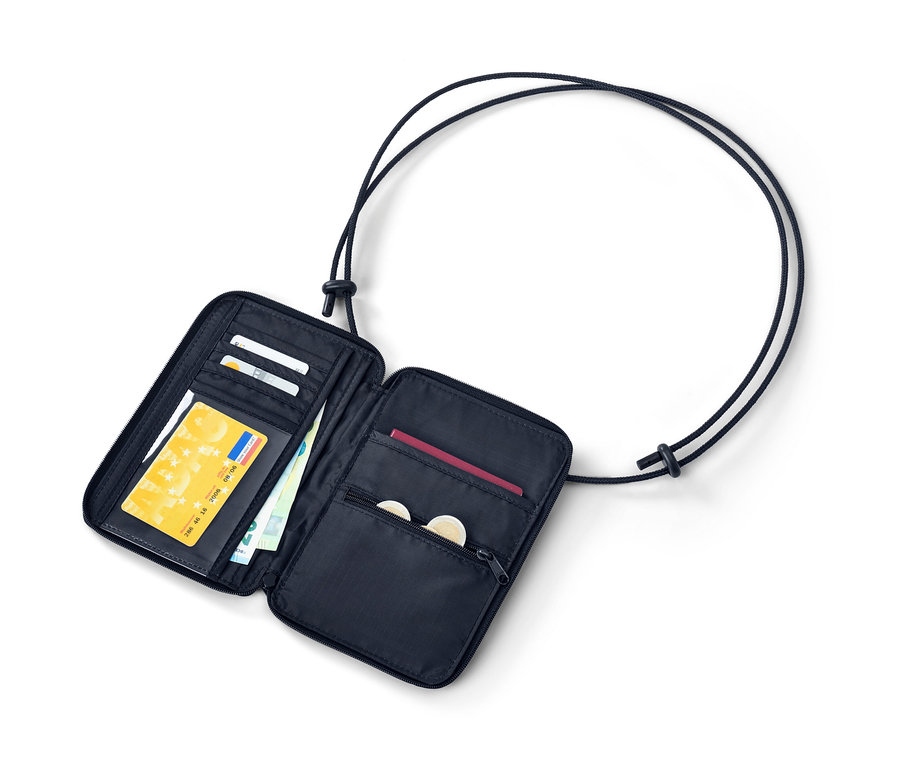 Otvorená čierna náprsná taštička s rôznymi priehradkami, v ktorých sú bankovky, mince, kreditná karta a pas.