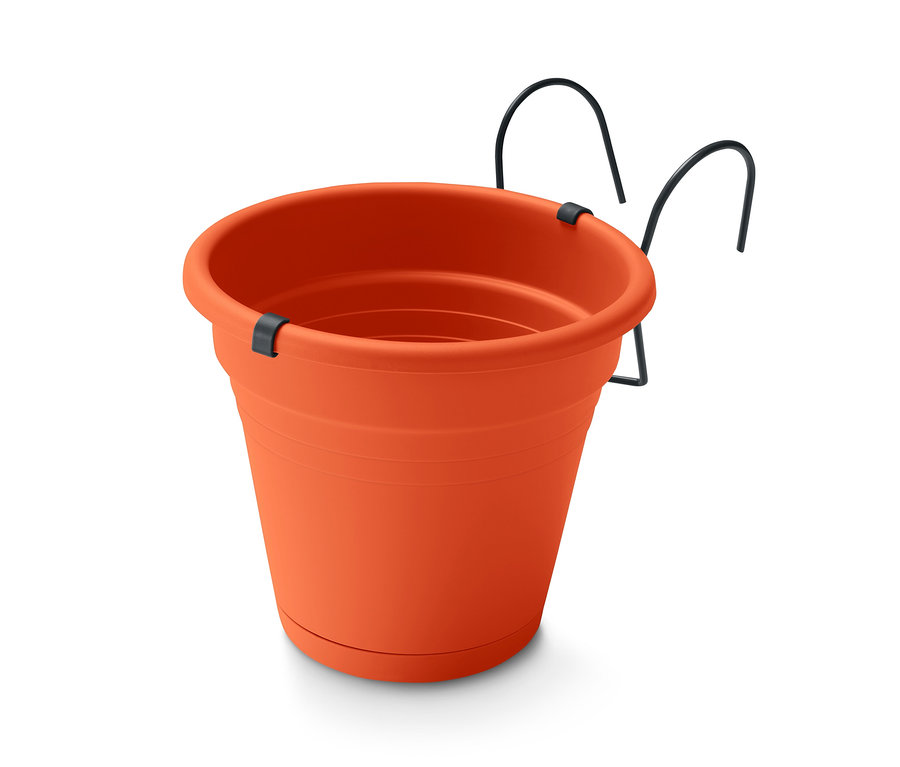 Oranžový kvetináč s držiakom na zavesenie na balkón s čiernym kovovým držiakom.