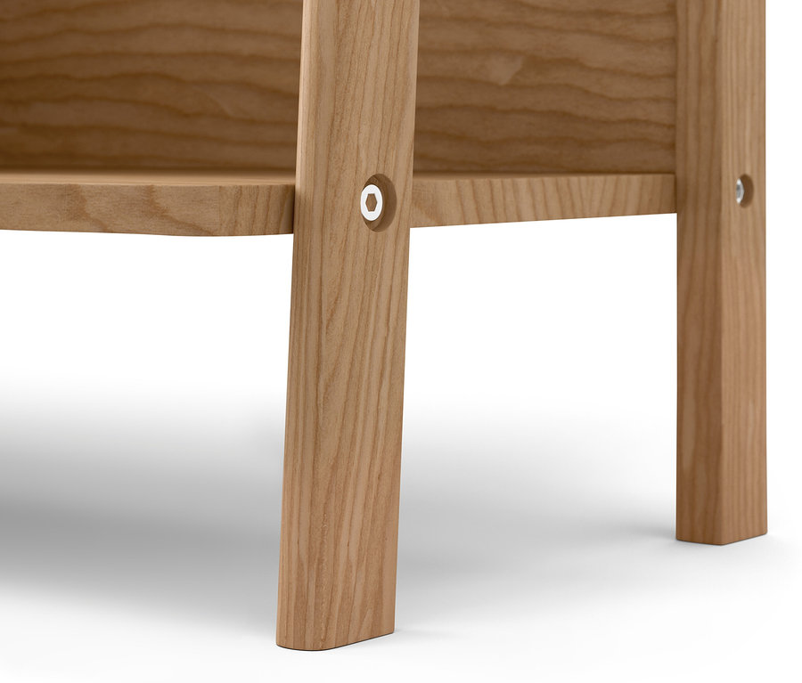 Detail odkladacej skrinky z masívneho dreva s viditeľnými spojmi.