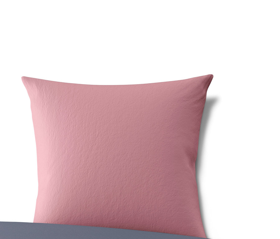 Ružové flanelové obliečky z mikrovlákna štandardnej veľkosti so sivou dekou a vankúšom.