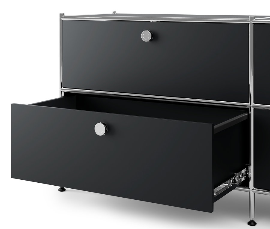 Detail kovovej čiernej komody »CN3« s 3 zásuvkami, jedna zásuvka je otvorená.