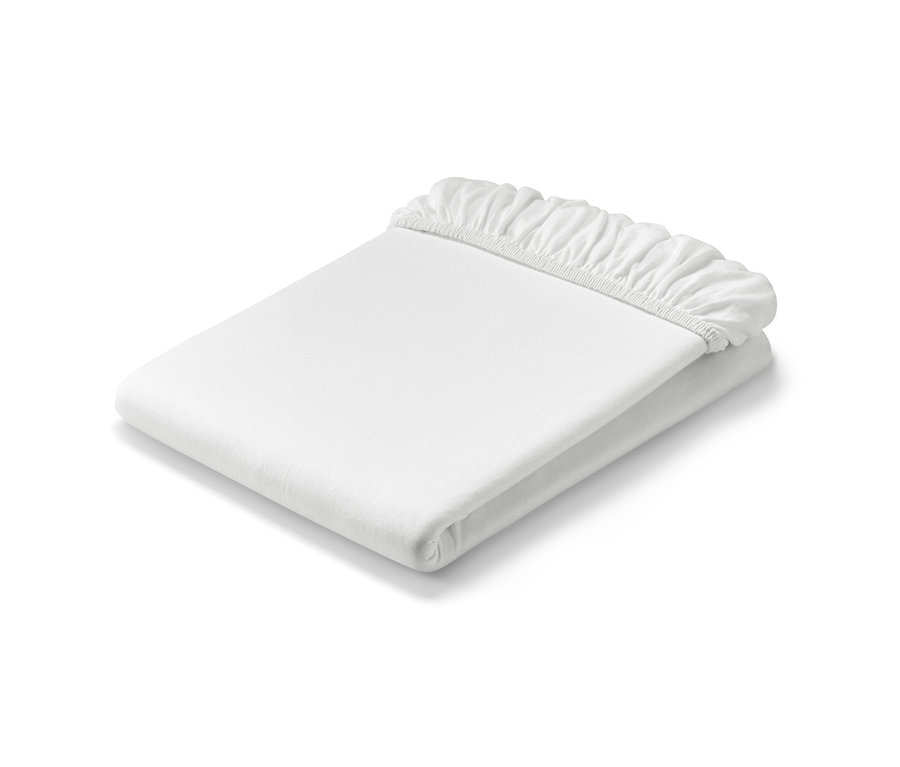 Zložená biela džersejová plachta s gumičkou.