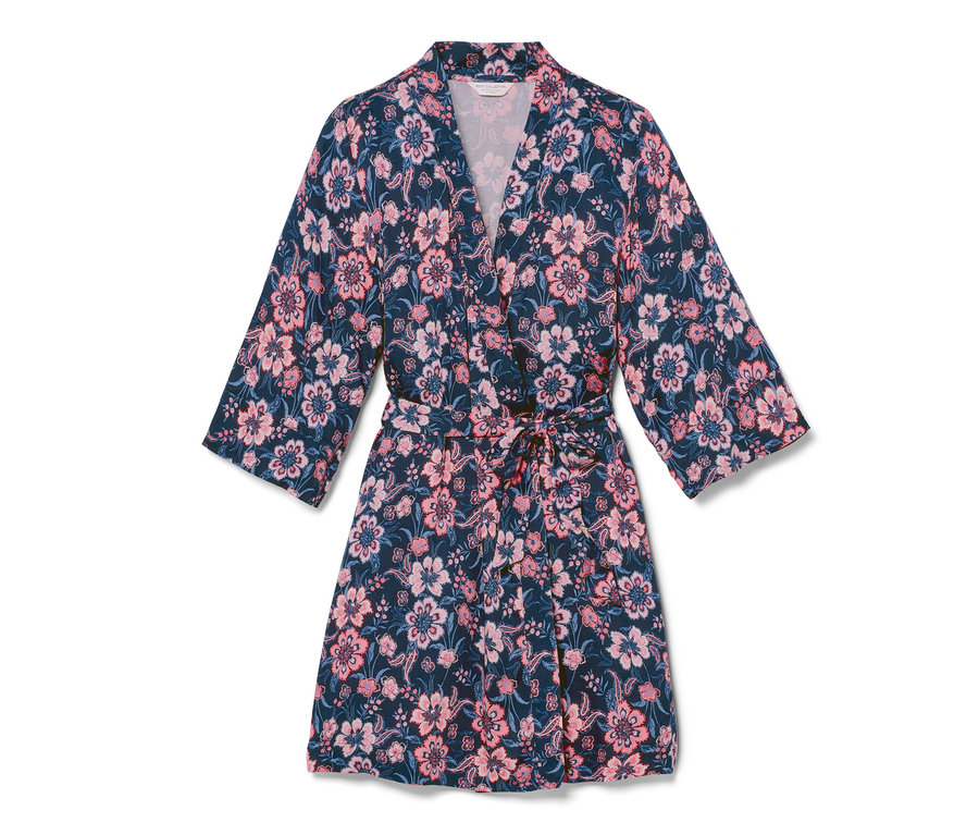 Tkaný župan s kvetinovým vzorom.