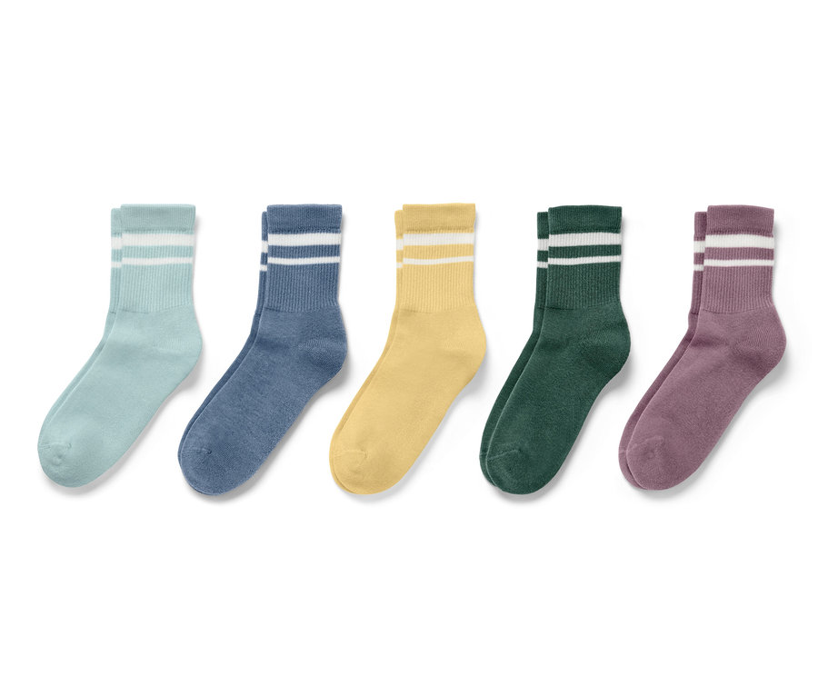 Päť párov detských tenisových ponožiek rôznych farieb.